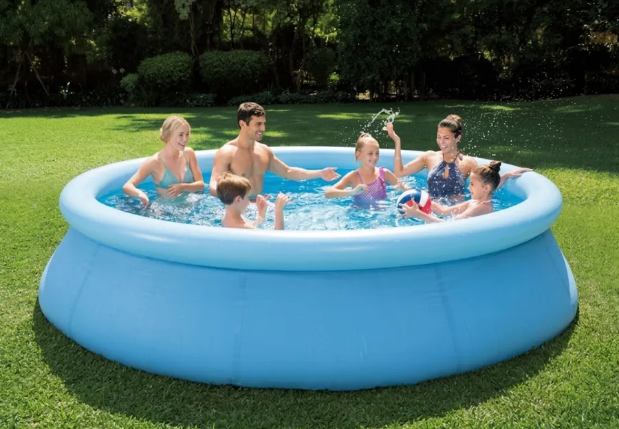Piscine gonflable familiale posée sur une pelouse