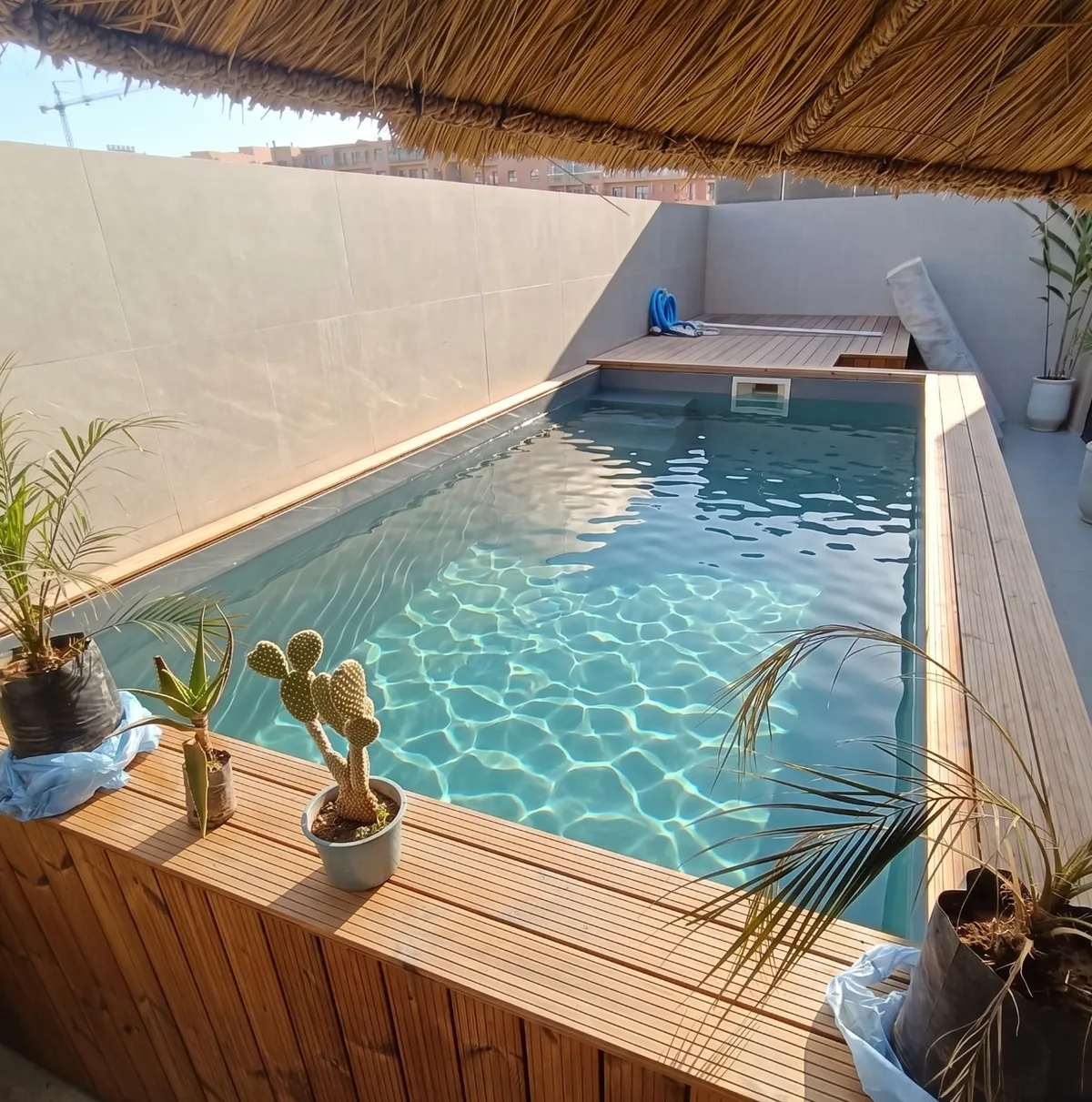 Piscine hors-sol en polyester habillée de bois, toit-terrasse à Marrakech