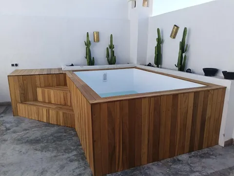 Piscine hors-sol polyester habillée de bois, réalisation à Marrakech