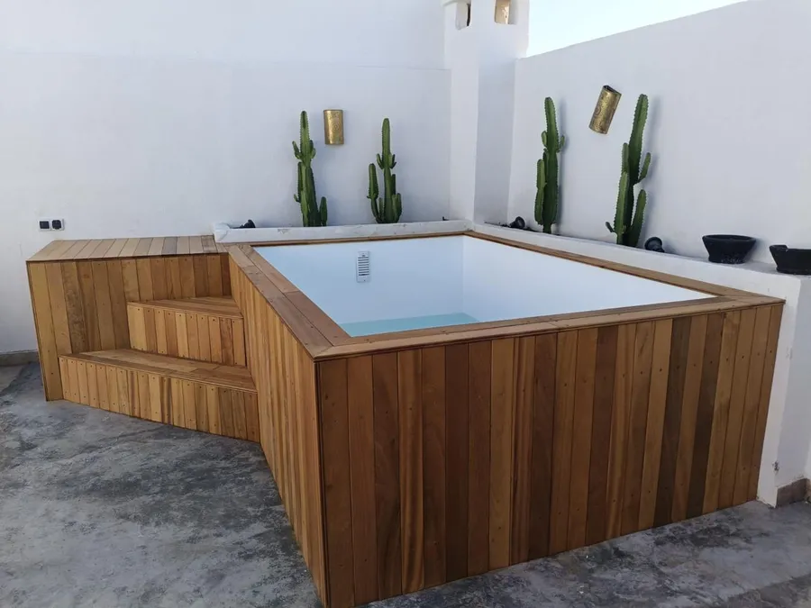Piscine hors-sol polyester habillage bois, Marrakech