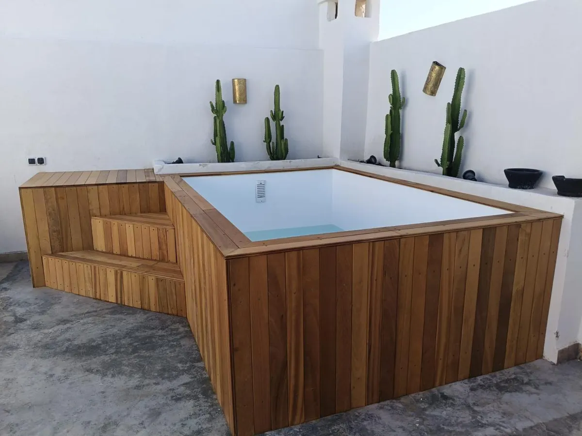 Piscine hors-sol en polyester habillée de bois, exemple de réalisation