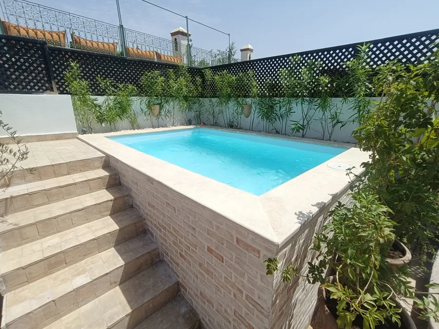 Piscine hors-sol polyester habillage pierre et brique, vue d'ensemble à Tanger