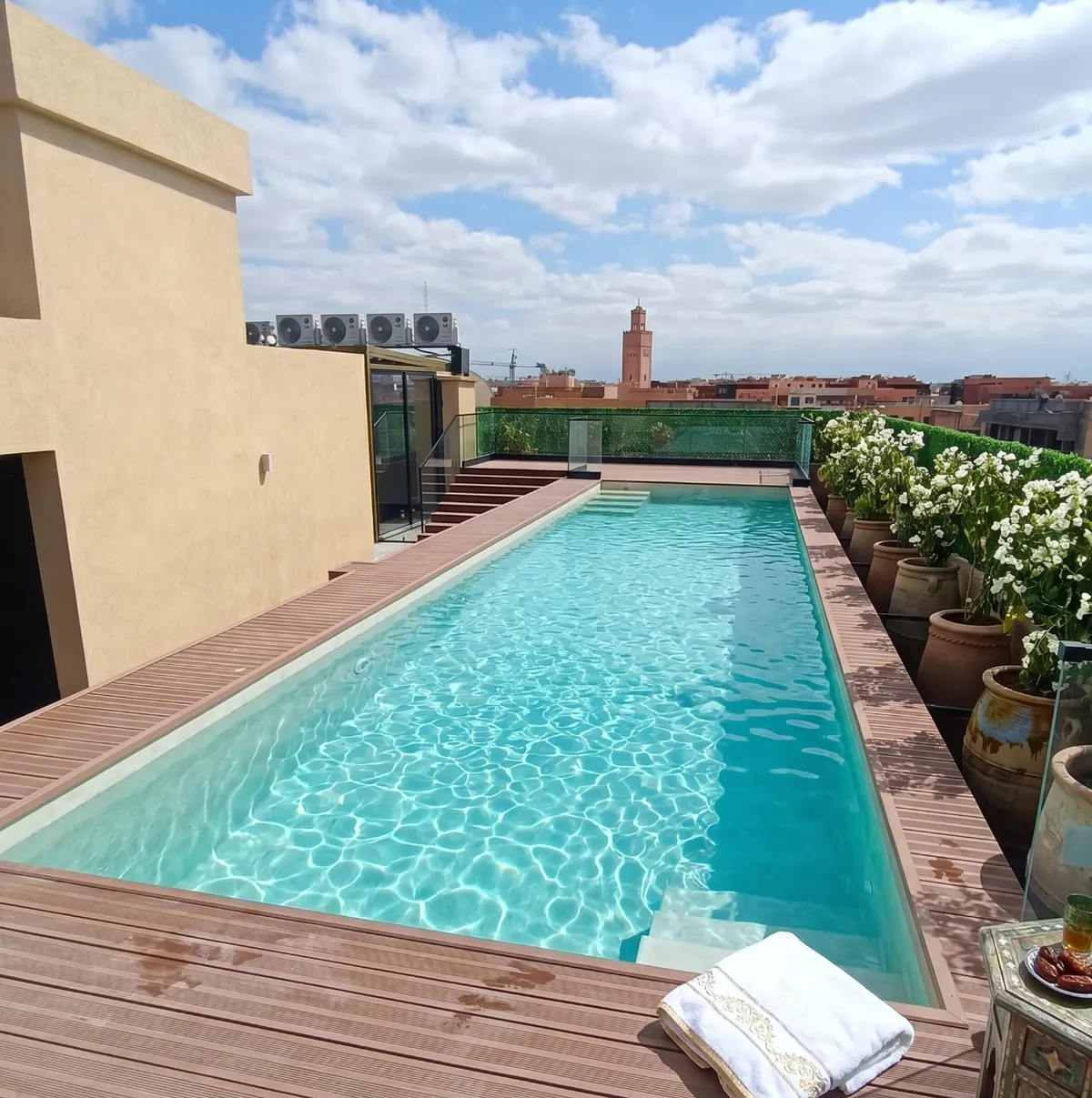 Piscine hors-sol en polyester de grande longueur sur un toit à Marrakech