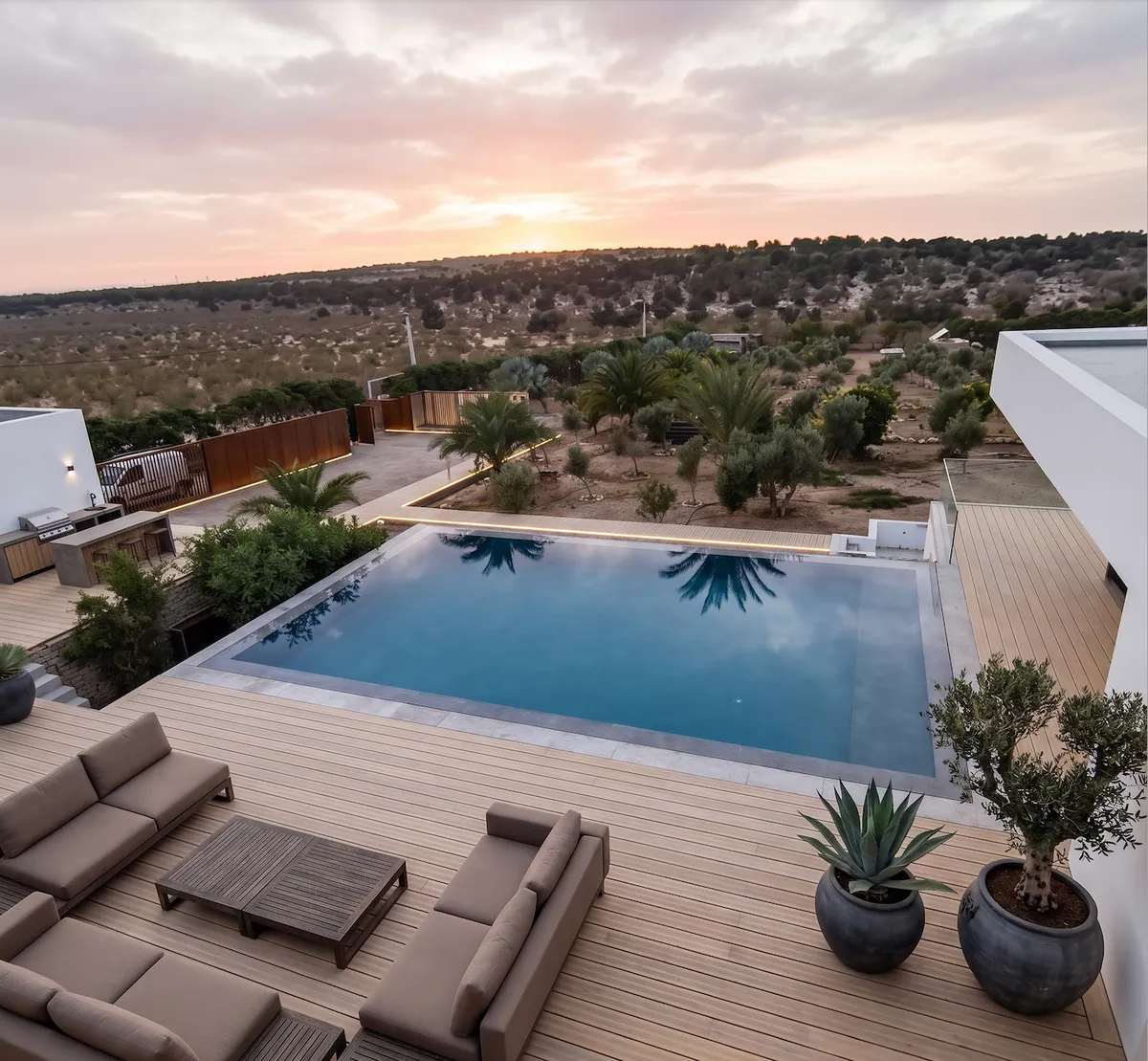 Piscine polyester sur mesure au coucher du soleil